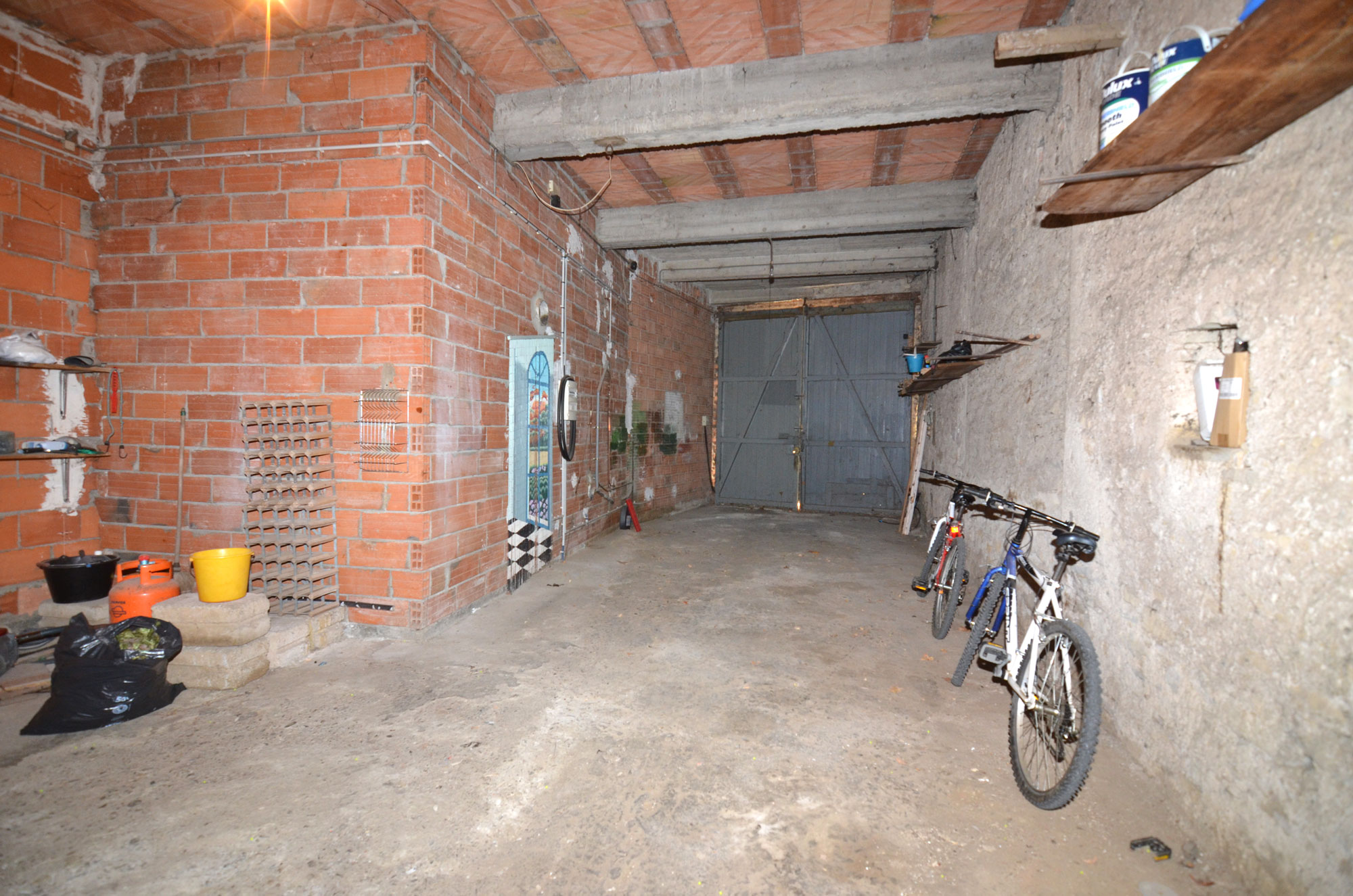 1376CA_garage.jpg
