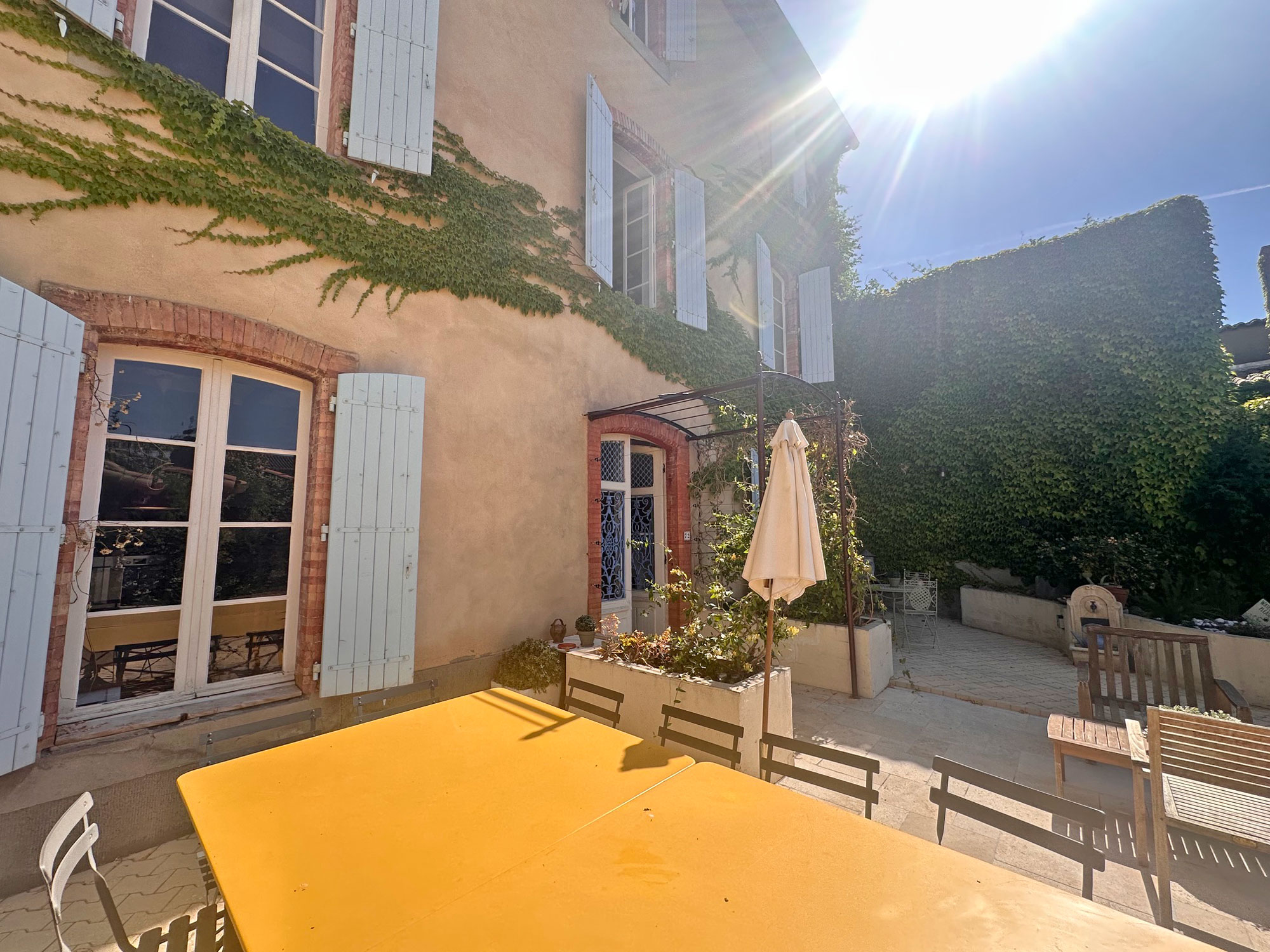 1377CA_terrasse_avec_chaises_et_table.jpg